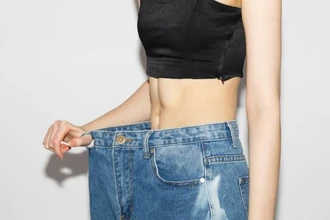 Как ушить джинсы на размер без швейной машинки: простые способы