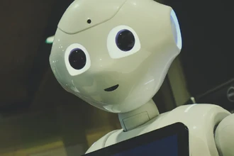 Женщины и ИИ: почему автоматизация угрожает их работе чаще?