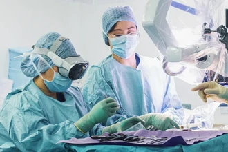 Apple Vision Pro в хирургии: как очки помогли провести операцию на позвоночнике