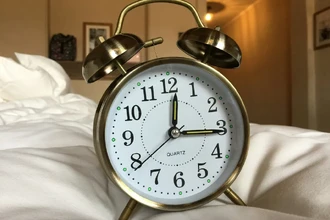 Перевод часов на летнее время: как потеря сна бьет по сердцу и сосудам