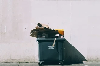 Опасные отходы дома: что нельзя выбрасывать в обычный мусорный контейнер