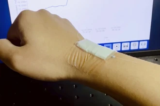 Умная наклейка: как движения пальцев превращаются в слова без голоса и клавиатуры