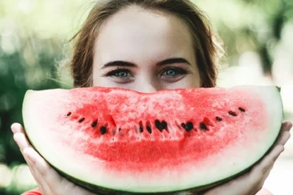 Правила счастья на тарелке: продукты, которые поднимают настроение