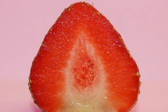 Зачем чистят клубнику: неожиданный совет от шеф-повара