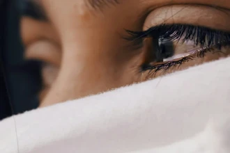 Почему мы плачем от счастья: научное объяснение парадоксальных слез