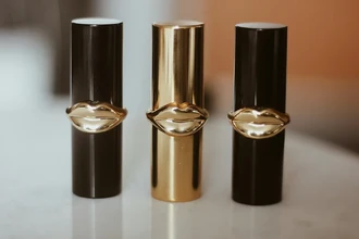 9 неочевидных способов использовать гигиеническую помаду: от мозолей до аромата духов