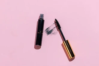 Как отстирать тушь, помаду и тональный крем с одежды домашними средствами