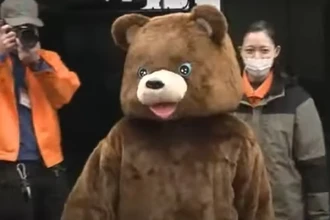 В японском зоопарке устроили учения по поимке сотрудника в костюме медведя