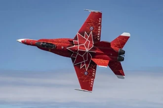 Боевые самолеты и вертолеты в неожиданной яркой раскраске