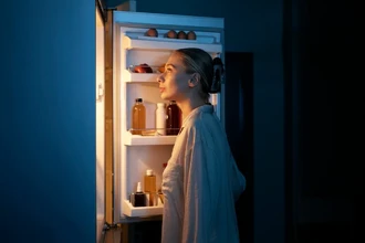 Почему гудит холодильник: все причины шума и как их устранить