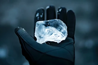Гренландский лёд в бокалах: стартап продает древний ледник в бары Дубая