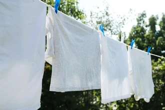 Зачем крахмалили бельё: забытый лайфхак для идеальной глажки и свежести