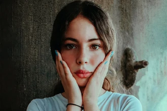 Почему щёки краснеют: от розацеа до аллергии — причины румянца