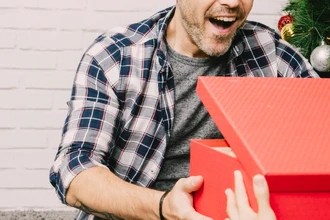 Что подарить мужчине на Новый год: универсальные идеи подарков для стиля и ухода