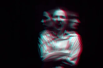 Ученые выяснили, почему при шизофрении слышат голоса в голове