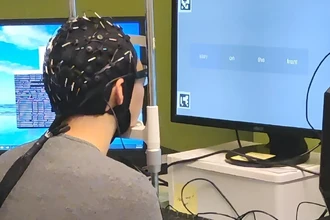 Как работает нейроинтерфейс, который переводит мысли в текст без имплантов