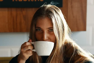 Кофе и память: как ежедневный кофеин влияет на способность мозга учиться