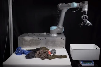 Робот-помощник собирает одежду: как ИИ наводит порядок в доме