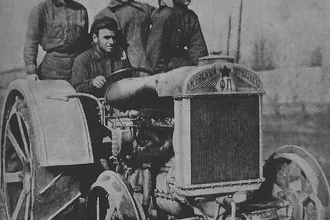 Вечный руль для трактора: как в СССР заменили рассыпающийся эбонит на бук