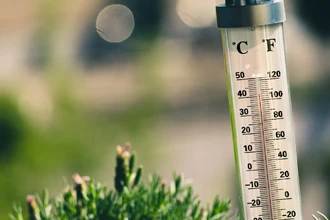 Планета впервые нагрелась на 2°C: что означает этот климатический рубеж?