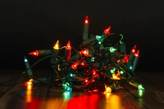 Почему новогодние гирлянды всегда запутываются: научное объяснение феномена