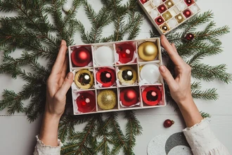 Старые игрушки к Новому году: 5 творческих идей обновления без затрат