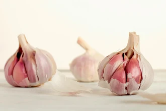 Не только для еды: 10 неожиданных способов применить чеснок в быту