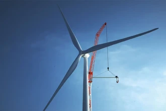Как кран-«альпинист» карабкается по башне, чтобы собрать ветряную турбину