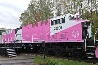 Первый в мире аккумуляторный грузовой локомотив: почему он розовый и как работает