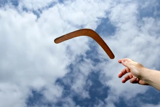 Почему бумеранг возвращается? Научное объяснение феномена