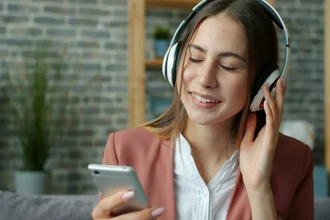 Музыка против тревоги: как ритмичная звуковая стимуляция помогает успокоить разум