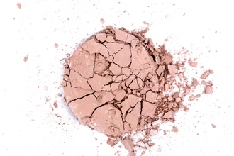 Разбитая пудра: три работающих способа восстановить косметику