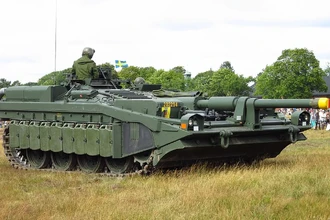 Почему шведский танк Stridsvagn 103 выглядит так странно: история уникальной машины