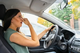 Как быстро убрать неприятный запах в салоне авто: действенные методы и советы