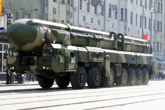 Советские гиганты: что связывало военные МАЗ и гражданские краны