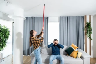 Тишина в квартире без ремонта: как избавиться от шума соседей подручными средствами