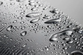 Учёные создали самую скользкую поверхность, с которой вода мгновенно стекает