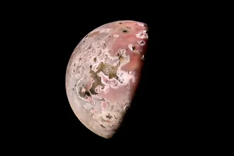 Вулканический ад Ио: лучшие фото спутника Юпитера за 22 года