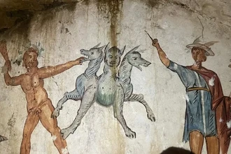 Неаполь: найдена древняя гробница с фресками Геракла и Цербера