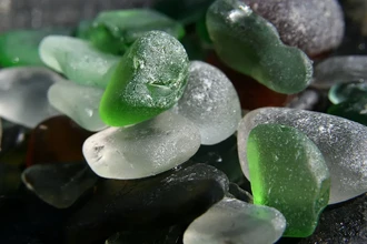 Почему на пляжах больше не найти морское стекло: исчезающее сокровище