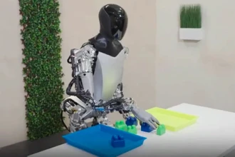 Tesla показала робота Optimus: он занимается йогой и сортирует предметы
