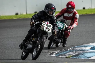 Гонки в 97 лет: как Лес Харрис стал старейшим мотогонщиком в мире