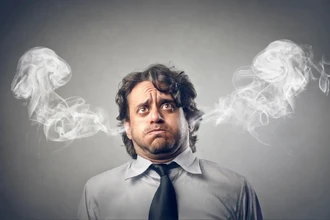 Работа под прессом: как стресс и несправедливая зарплата бьют по сердцу мужчин